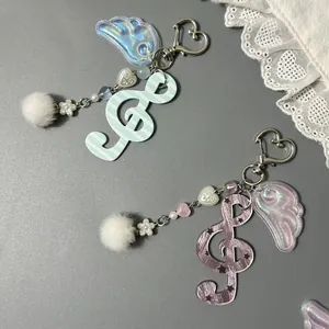 Détail de porte-clés note de musique Y2K mignons avec rayures pastel et pompon blanc
