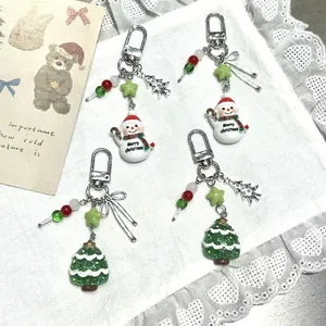 Vue détaillée du porte-clés bonhomme de neige de Noël avec perle étoile verte