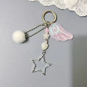 Süßer Engel Flügel Schlüsselanhänger mit rosa Harzflügeln und weißem Plüschball auf Grau
