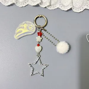 Schlüsselanhänger mit Stern, weißem Plüschball und Engelsflügel auf Spitze Dekor