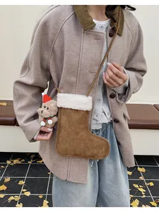 Sac bandoulière botte en daim marron avec bordure en peluche et pendentif chien en hiver