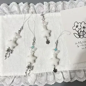 Llavero de estrella de felpa blanca hecho a mano con alas y cuentas lindas para DIY