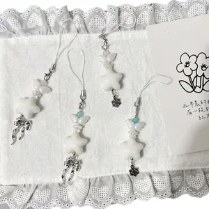 Lindos llaveros con estrellas flocadas, alas y cuentas sobre fondo de encaje blanco