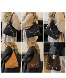 Detail der großen Tote Bag mit Wildlederstruktur und Metallkette mit Anhängern
