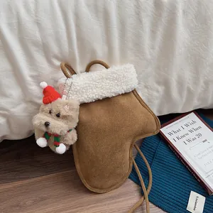 Sac Bandoulière Forme de Botte et Gant de Noël en Suède et Poil d'Agneau Avec Pendentif Ours en Peluche Pour Femme