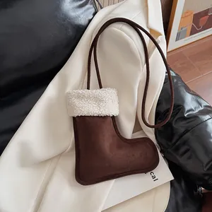 Sac bandoulière en forme de botte en daim avec bordure en peluche et fine lanière