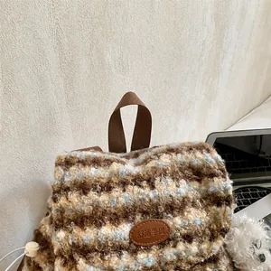 Nahaufnahme der flauschig gestreiften Wollmischung Rucksack mit braunem Tragegriff