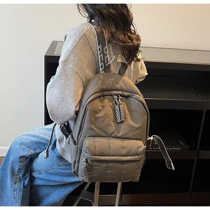 Détail du sac à dos matelassé en nylon kaki avec bretelles tissées et double fermeture
