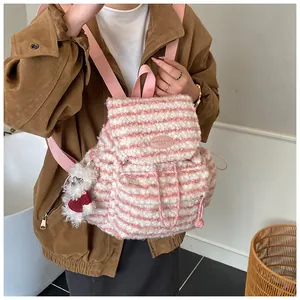 Detailansicht des rosa-weiß gestreiften Plüschrucksacks mit süßem Welpen-Anhänger
