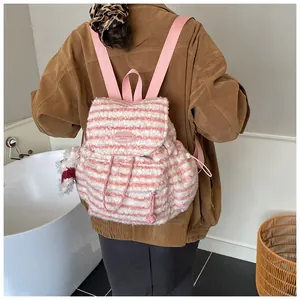 Detailansicht des weichen rosa-weiß gestreiften Plüschrucksacks mit süßem Anhänger