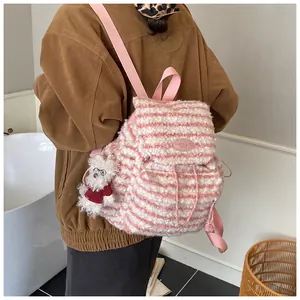 Detailansicht eines rosa-weiß gestreiften Plüsch-Rucksacks mit süßem Welpenanhänger