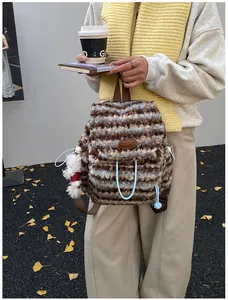 Detailansicht des gestreiften Mohair-Rucksacks mit Kordelzug und weichem Plüsch-Anhänger