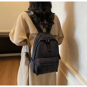 Détail du sac à dos noir matelassé avec sangles 'FASHION' tendance et longs tirettes de zip