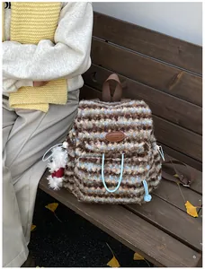 Detailansicht des gestreiften Plüsch-Rucksacks mit einem süßen Hunde-Schlüsselanhänger