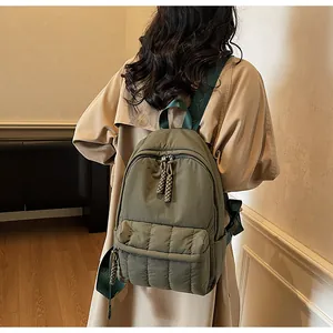 Vue détaillée d'un sac à dos matelassé vert olive avec larges bretelles gaufrées
