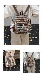 Detail eines gestreiften Plüschrucksacks mit Lederlogo und süßem weißem Anhänger-Accessoire