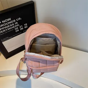 Sac à dos en nylon rose matelassé avec grande capacité et poches de rangement internes