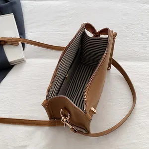 Sac bandoulière marron pour femme en forme de boîte avec détails dorés et doublure