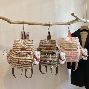 Gestreifter Plüsch-Rucksack für Damen mit niedlichem Bärenanhänger und Kordelzug