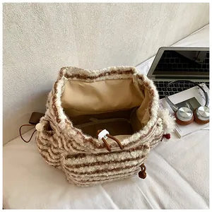 Gestreifter Damen-Rucksack aus Plüsch mit Kordelzug in Braun und Creme für den Winter