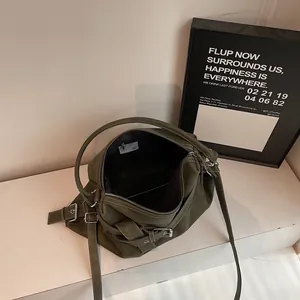 Sac fourre-tout rétro vert foncé en cuir mat souple avec boucles argentées réglables