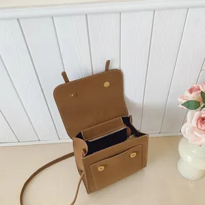 Zaino in pelle PU marrone strutturata con cuciture bianche a contrasto e chiusura magnetica