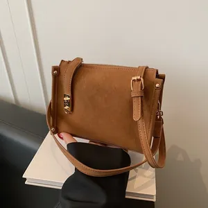 Sac Sous le Bras en Cuir PU Rétro pour Femmes Mode Simple Sac Bandoulière Mat Avec Verrou en Métal Doré Décoration Rivets