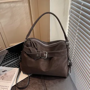 Sac fourre-tout vintage marron foncé en similicuir avec surpiqûres et boucle en métal
