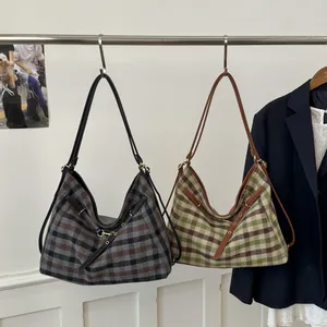Große Retro-Gittertaschen mit Lederriemen im minimalistischen Hängedisplay präsentiert