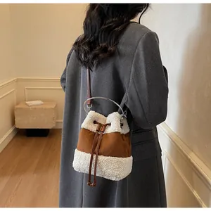 Détails du sac seau en daim avec garniture en fausse fourrure et cordon de serrage