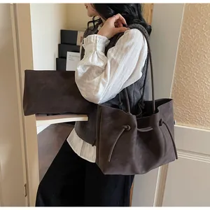 Detailansicht des dunkelbraunen Retro-Tote-Taschen-Sets mit matter Textur und Kordelzug
