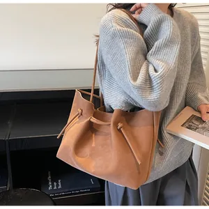 Braune Shopper-Tasche aus Wildleder mit seitlicher Schnürung und langen Schultergurten