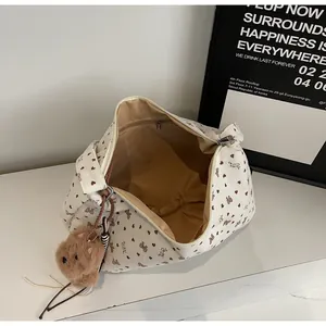 Detailansicht der Cord-Tasche mit Reißverschluss-Innentasche und braunem Bärenanhänger
