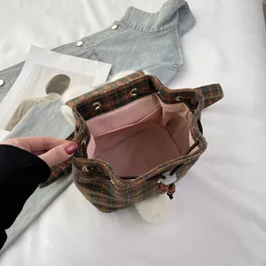 Sac à dos seau à carreaux mignon avec pompons en peluche et doublure rose
