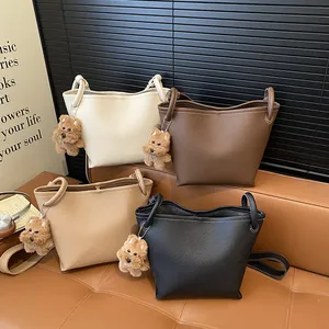 Sac Seau en Cuir PU pour Femmes Vintage Casual Commutateur Épaule Bandoulière Avec Pendentif Mode Tote Sac à Main