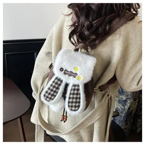 Détail du sac à dos peluche lapin mignon avec oreilles à carreaux et patch Happy Days