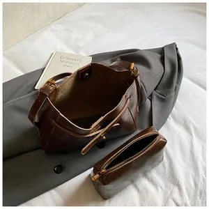 Ensemble sac cabas rétro en cuir brillant marron foncé avec détails dorés élégants