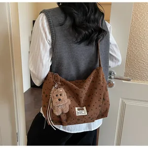 Rückansicht braune Cord-Tasche mit Bärendruck und Plüschhund-Anhänger Accessoire