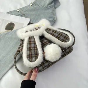 Détail d'un sac à dos à carreaux avec oreilles de lapin, fausse fourrure et étiquette