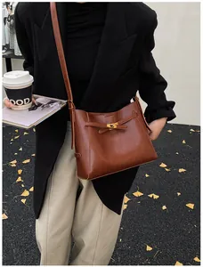 Détail du sac cabas en cuir marron vintage avec fermoir métallique et bandoulière