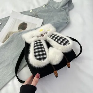 Détails des oreilles de lapin en peluche et broderie sur sac à dos à cordon mignon