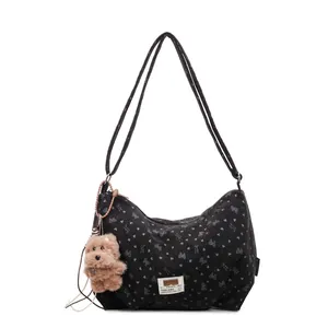 Schwarze Cord-Umhängetasche mit Herzprint und süßem Plüsch-Hundeanhänger