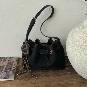 Sac Seau Rétro en PU Suède pour Femmes Mode Cordon de Serrage Gland Sac à Bandoulière Minimaliste Grande Capacité Hiver Quotidien