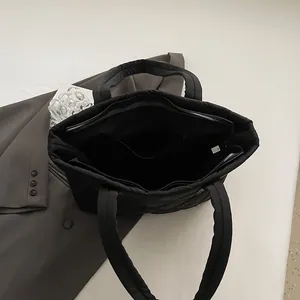 Sac fourre-tout matelassé noir avec intérieur spacieux et fermeture éclair pour le travail
