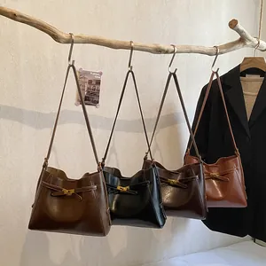 Sac fourre-tout classique en simili cuir en quatre couleurs avec fermoir en métal