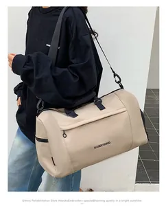 Détail de sac de voyage beige en tissu oxford avec zip latéral et logo DANDIXIONG