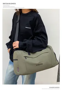 Détail du sac de voyage vert olive en tissu Oxford avec sangle et logo de marque