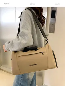 Sac de voyage en nylon kaki clair porté à l'épaule dans une scène d'ascenseur