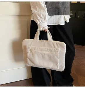 Détail du sac cabas en velours côtelé beige avec poignées robustes et poche zippée avant