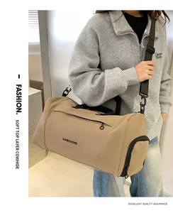 Détail de la texture en cuir de vachette souple et logo sur un sac de voyage kaki chic